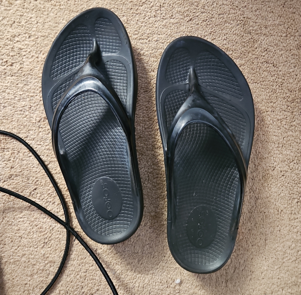 OOFOS Black Comfort Flip-Flops with Textured Footbed